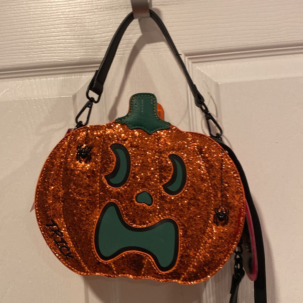 BNWT BETSEY JOHNSON XOPUMPS Halloween Face Glow In The Dark Pumpkin Crossbody - Picture 8 of 11
